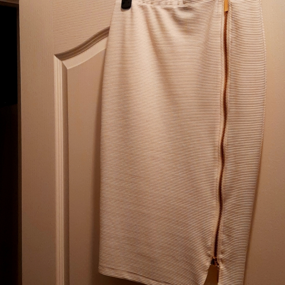 Cream skirt with side zipper